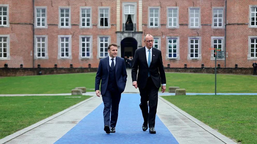 Макрон предлагает квоты Made in Europe Мерц предупреждает о рисках для экономики На фоне тарифной политики президента США Дональда Трампа и растущего давления со стороны Китая в ЕС усиливаются призывы к защите собственного рынка Президент Франции Эмманюэль Макрон выступает за стратегию Buy European то есть введение обязательных квот Made in Europe и приоритет для европейских компаний в тендерах Похожие идеи поддерживает и Еврокомиссия во главе с Урсулой фон дер Ляйен предлагая закрепить долю европейских компонентов в производстве Канцлер Германии Фридрих Мерц напротив выступает против такой линии Профессор Ларс Фельд из Фрайбурга считает что курс Покупай европейское может привести к упадку экономики Эта стратегия несет в себе риск дальнейшей изоляции ЕС от конкурентов в мировой экономике Это ослабляет рост и следовательно ставит под угрозу рабочие места отметил он в разговоре с BILD Президент института Ifo Клеменс Фюст называет инициативу опасной для самого Евросоюза Увеличение программы Покупай европейское в ЕС приведёт к уменьшению программы Покупай европейское за рубежом и протекционизм усилится сказал он в интервью BILD BILD Russian