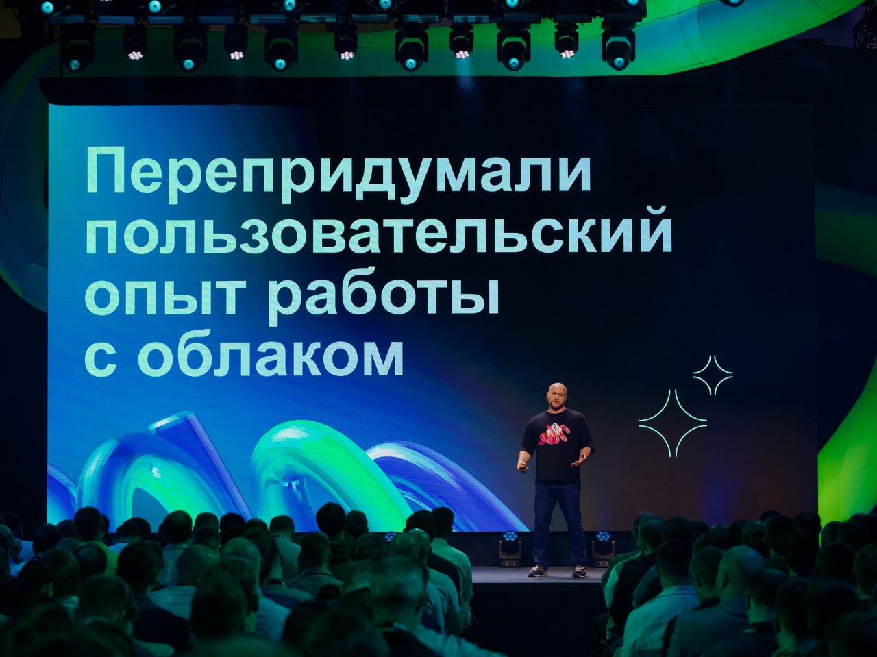 Двойной анонс от Cloud․ru: ИИ-фабрика и AI-помощник На конференции GigaConf провайдер облачных и AI-технологий Cloud․ru анонсировал сразу два технологических запуска: Клаудия – AI-помощник в публичном облаке Cloud․ru Evolution Помощник на основе GenAI доступен в режиме Public Preview. Он способен не только консультировать, но и помогать пользователям управлять облачными ресурсами и инфраструктурой, самостоятельно выполняя конкретные действия. AI-помощник упростит подбор облачных сервисов под задачи пользователя, развернет виртуальные машины, поможет работать с консолью в режиме Co-pilot, а также настроить опции мониторинга и алертинга. Ожидается, что, благодаря ему, разработчики стартапов и pet-проектов без глубокого опыта в IT Ops и облачных технологиях смогут передать часть рутинных операций искусственному интеллекту, ускорить запуск новых проектов и высвободить время для стратегических и архитектурных задач. Основные сценарии применения AI-помощника: создание базовой инфраструктуры в облаке; подбор персонализированных рекомендаций по решениям, которые лучше всего соответствуют бизнес-задачам пользователей; подсказки команд для работы в серийной консоли виртуальных машин в режиме Co-pilot и другое. Cloud․ru Evolution AI Factory Облачная среда с готовыми AI- и ML-инструментами для простого и быстрого внедрения больших языковых моделей LLM и создания мультиагентных систем, о которой мы писали в апреле, стала доступна всем пользователям. С помощью этого решения бизнес и разработчики смогут ускорить процесс дообучения и развёртывания ML-моделей для различных задач, разрабатывать AI-агентов и запускать мультиагентные системы. Так, в состав Cloud․ru Evolution AI Factory входит: библиотека популярных моделей, инструменты для инференса и дообучения, сервис RAG, визуальная среда на базе Jupyter и редактор AI-агентов. Cloud․ru Evolution AI Factory рассчитана не только на опытных разработчиков: с ней могут работать и те, у кого нет специальных знаний в ML. Простой интерфейс позволяет реализовать идеи даже без навыков программирования. Крупные и средние компании получат все необходимые инструменты для простой и удобной интеграции искусственного интеллекта в бизнес-процессы ™ СофтТех