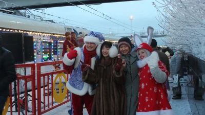 Час работы Деда Мороза в Мурманской области стоит 3000 рублей Интерес к услугам аниматоров в новогодние дни в Мурманской области продолжает расти Северяне все чаще оформляют бронирование на визит с поздравлением Деда Мороза и Снегурочки к детям Специалисты Авито Услуг исследовали базу объявлений и выяснили что услуги Деда Мороза в регионе в среднем стоят 3000 рублей в час Растет интерес к самому известному новогоднему персонажу Дед Мороз один из главных символов Нового года поэтому многие жители региона хотят увидеть его на корпоративах детских утренниках и других праздничных мероприятиях Так средняя стоимость работы таких артистов в Мурманской области начинается от 3 000 рублей в час как по области так и в Мурманске сообщили аналитики Спрос по сравнению с минувшим годом увеличился в 2 1 раза а количество предложений выросло на 89 Известно что для заказа Снегурочки необходимо рассчитывать на сумму 2600 рублей в час в городах региона а в Мурманске 3000 рублей в час Количество предложений возросло на 81 Стоимость услуг аниматоров также зависит от формата мероприятия наличия интерактивов опыта артистов Ближе к Новому году стоимость услуг возрастет из за загруженности аниматоров