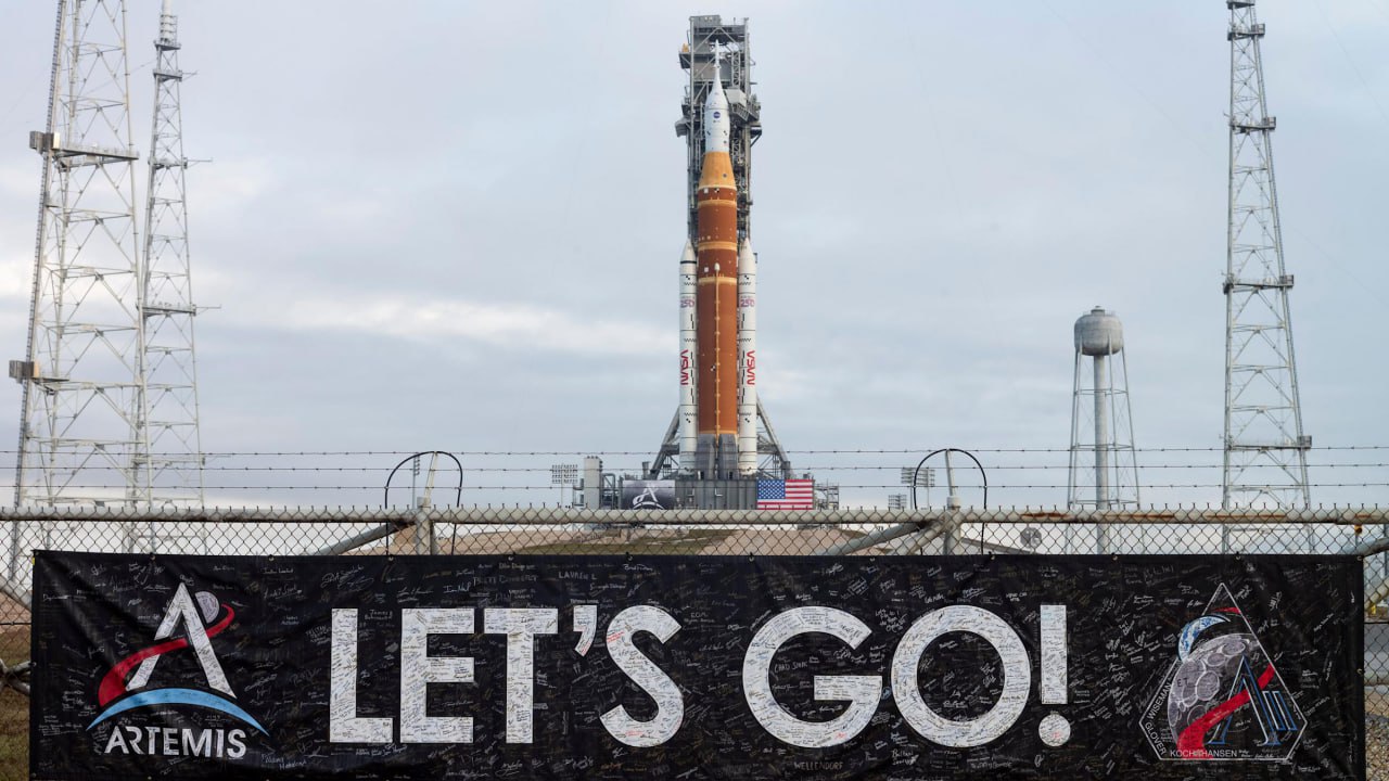 Люди всё ещё возвращаются к Луне но уже 6 марта NASA определилось с датой старта миссии Artemis 2 Четверо астронавтов на корабле Orion впервые за более чем 50 лет совершат пилотируемый облет спутника Земли Напомним что предыдущее окно в начале февраля не завершилось запуском корабля из за непогоды и утечки водорода На днях тесты прошли снова утечка вновь была но в допустимых рамках rozetked me news 44526
