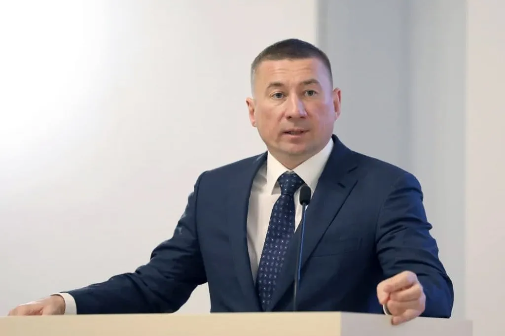 Экс главу комитета по информатизации признали виновным Наказание считается отбытым Смольнинский суд огласил приговор бывшему главе Калининского и Петроградского районов Ивану Громову по делу о хищении более 244 миллионов рублей Детали Срок в 6 лет и 3 месяца считается отбытым чиновнику зачли время проведенное в СИЗО и под домашним арестом По некоторым эпизодам суд постановил прекратить производство дела в связи с истечением сроков давности Контекст 6 декабря 2021 года Смольный сообщил что Иван Громов уволился с поста главы Калининского района по собственному желанию Фонтанка связала это с некачественной уборкой снега в районе На следующий день Громова задержали Бумага рассказывала об уголовном деле и связях Громова с экс спикером Закса Вячеславом Макаровым   storage googleapis com papermedia go chto izvestno o dele ivana gromova ek Хищение По версии следствия в 2013 2016 годах в должности главы комитета по информатизации Громов создал схему хищения вместе со своими подчиненными родным братом совладельцем компании Тэсонэро компьютерс а также ее руководством Следствие считает что под руководством Громова комитет заключал фиктивные контракты по завышенным ценам на обеспечение работы электронных систем госуслуг в Петербурге Другие подсудимые Брату чиновника Павлу Громову и еще троим фигурантам также зачли время проведенное под стражей и домашним арестом Еще шестеро получили условные сроки Подсудимые признали вину и выплатили компенсацию по гражданскому иску Следует отметить что подсудимые возместили на 7 000 000 рублей больше чем требовалось видимо в качестве извинений говорится в сообщении пресс службы судов Фото сайт Смольного Подпишитесь на наш инстаграм там мы публикуем новости и истории о жизни в Петербурге