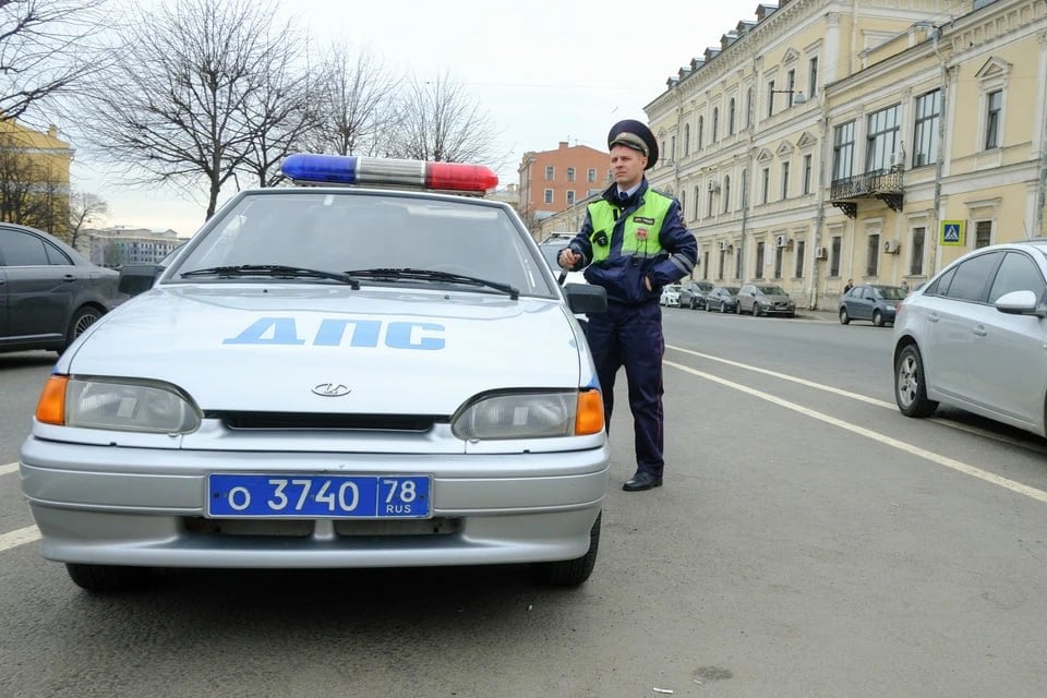 В Петербурге задержали мужчину, который сел за руль без прав, чтобы отвезти жену в ресторан на 8 Марта.  Водителя лишили прав еще 26 августа 2024 года за вождение в состоянии наркотического опьянения. Мужчина не стал отрицать вину и в суде попытался оправдаться тем, что за руль сел по просьбе супруги: Сел за руль автомобиля без прав, потому что жена попросила отвезти её в ресторан. Признаю вину, прошу оштрафовать. Однако суд счёл это недостаточным основанием для смягчения наказания и назначил ему восемь суток ареста.        Места СПб       Новости СПб