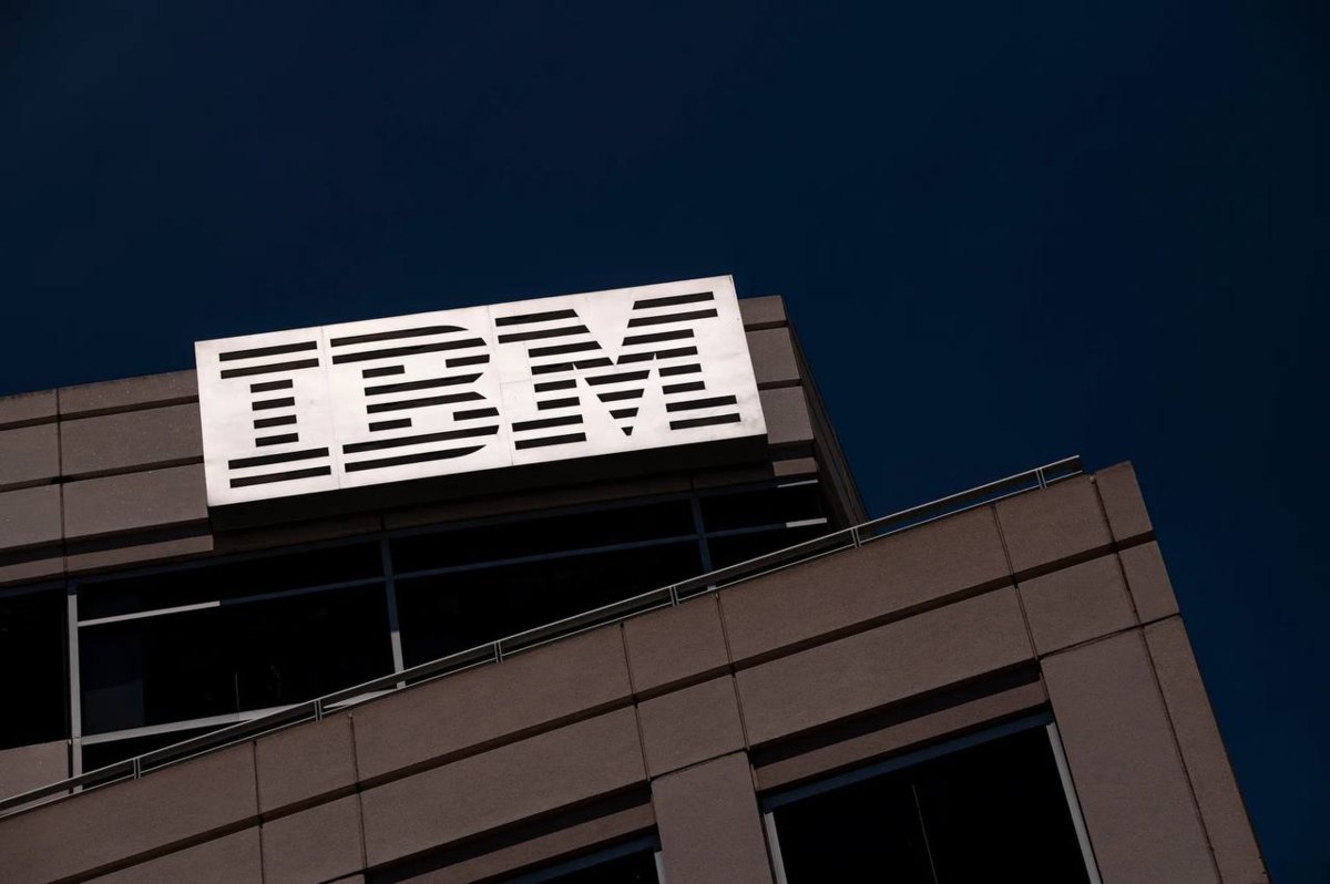 Акции IBM показали крупнейшее дневное падение с 2000 года после того как Anthropic представила инструмент для работы с языком программирования Cobol Он используется в системах на которые приходится значительная часть выручки IBM Например около 95 транзакций в банкоматах в США обрабатываются с помощью Cobol vc ru invest 2755778