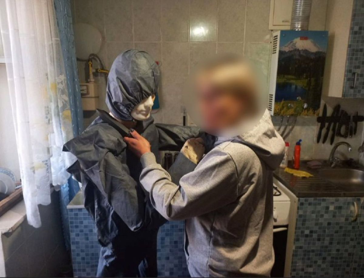 Жительнице Кирова грозит до 15 лет за убийство сожителя   kaluganews ru fn 1776789 html Завершено расследование уголовного дела в отношении 44 летней жительницы Кирова Калужской области Ей предъявлено обвинение в убийстве По версии следствия в ночь на 11 августа 2025 года между женщиной и ее 46 летним сожителем находившимися в состоянии алкогольного опьянения вспыхнул конфликт В ходе ссоры обвиняемая нанесла мужчине удар ножом в шею   Прислать новость Подписаться