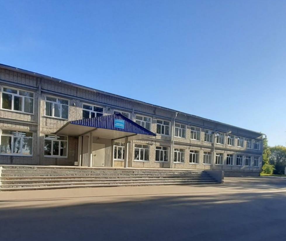 В Карлинском увековечат память первого директора местной школы Глава Ульяновска Александр Болдакин поддержал инициативу педагогов учащихся и выпускников общеобразовательного учреждения о размещении на фасаде школы мемориальной доски в честь директора Василия Григорьевича Зверева отдавшего делу народного образования больше 40 лет Многие выпускники Карлинской школы с благодарностью вспоминают Василия Григорьевича Он помог им выбрать свой жизненный путь дал необходимые знания и навыки научил быть честными справедливыми и трудолюбивыми Его вклад в развитие образования в районе невозможно переоценить Инициатива об установке мемориальной доски призвана увековечить его имя в истории Карлинского и послужить напоминанием будущим поколениям о человеке посвятившем свою жизнь служению детям указали в своём обращении к Александру Болдакину члены инициативной группы Также глава города выступил с инициативой о создании в школьном музее экспозиции посвященной Василию Звереву Подробнее