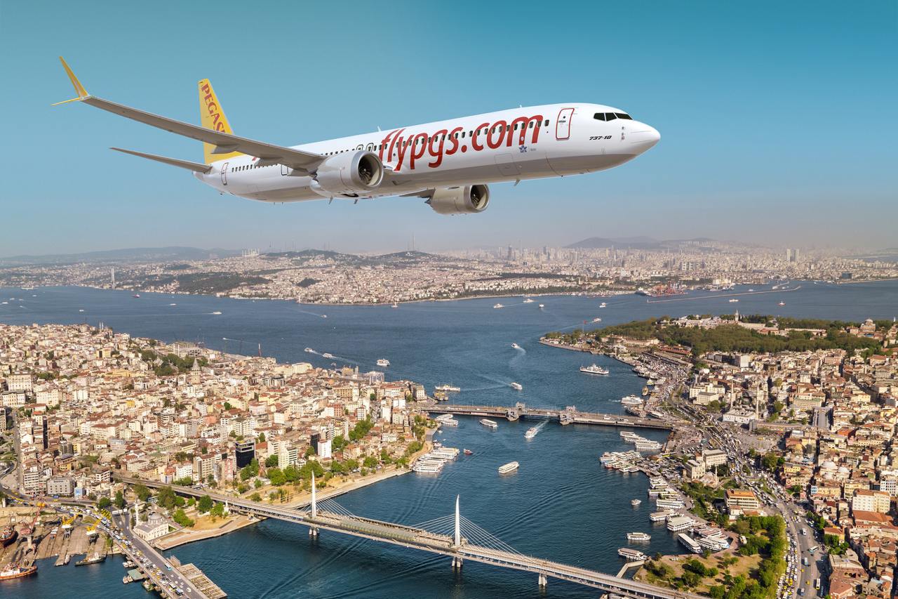 Pegasus Airlines заказывает 100 самолётов у Boeing  Boeing и турецкая авиакомпания Pegasus Airlines объявили о заключении соглашения по расширению парка воздушных судов, в рамках которой ведущий бюджетный перевозчик Турции приобретёт до 200 самолётов модели 737 MAX.  Соглашение включает твёрдый заказ на 100 самолетов 737-10  737 MAX 10 , а также опционы ещё на 100 лайнеров. Авиакомпания начнёт получать заказанные лайнеры, начиная с 2028 года.  "Мы рассмотрим возможность конвертации нашего варианта в твердый заказ на оставшиеся 100 самолетов в ближайшие годы, в соответствии с рыночными условиями и потребностями нашего парка. Самолеты Boeing были неотъемлемой частью нашей деятельности с тех пор, как компания Pegasus пришла в авиационную отрасль в 1990 году. Мы рады пополнить наш флот новой моделью самолетов Boeing 737-10.   Этот заказ, если его оценить в рамках Национальной аэрокосмической инициативы  NAI , запущенной Boeing совместно с нашим правительством в 2017 году, откроет новые двери, производственные и экспортные возможности как для турецких производителей, так и для нашей авиационной промышленности", - говорится в заявлении генерального директора Pegasus Airlines Гюлиз Озтюрк.  737 MAX 10  737-10  - это самый крупный представитель нового поколения среднемагистральных авиалайнеров Boeing 737 MAX: длина самолёта составляет 43,8 метра. Самолет также обладает самой большой пассажировместимостью среди всех машин этого семейства и является прямым конкурентом самолёту A321neo европейской корпорации Airbus.     AviaNews