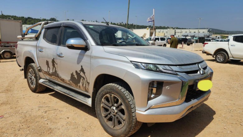 У жены иноагента Макаревича Эйнат Кляйн военные забрали пикап Mitsubishi L200: Призвали мою машину. Чувствую себя немного неловко и как-то неуютно. Самого Андрюшу отправить на защиту родины гораздо сложнее – иноагент уехал на гастроли в Европу. Говоришь о России из-за рубежа - ты под прицелом Расстрельного