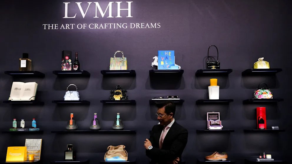 Microsoft и модный дом Fendi готовятся к возвращению в Россию Люксовый концерн Louis Vuitton Moët Hennessy LVMH закрыл свои бутики в России ещё в марте 2022 года но теперь похоже хочет вернуться Как сообщает российское государственное агентство ТАСС модный дом Fendi входящий в империю LVMH зарегистрировал в России сразу два товарных знака Один из них культовый логотип бренда для печатной продукции а второй знак текстуры черно коричневой ткани с названием модного дома предназначенный для кожаных изделий и одежды Заявки на регистрацию товарных знаков Fendi S r l поданы в Федеральную службу по интеллектуальной собственности Роспатент ещё в ноябре 2024 года однако зарегистрированы лишь в январе и феврале 2026 года Права на них действуют до конца ноября 2034 года Среди французских люксовых брендов как сообщало ранее Agence France Presse AFP именно LVMH по всей видимости имеет самые сильные связи с Россией Главу концерна Бернара Арно в 2016 году принимал в Кремле Владимир Путин он поблагодарил Арно за организацию в Париже выставки коллекционера искусства Сергея Щукина По всей видимости вернуться в Россию готовятся не только LVMH с Fendi Как ТАСС сообщало ещё в октябре прошлого года технологическая компания Microsoft также подала в Роспатент две заявки на регистрацию товарных знаков Согласно базе данных ведомства заявки поданы 3 октября 2025 года и касаются брендов Microsoft 365 и Halo Товарные знаки должны использоваться для бизнеса в сфере электронных устройств телекоммуникаций и технических услуг сообщает ТАСС Microsoft тоже заявил о выходе с российского рынка в марте 2022 года BILD Russian