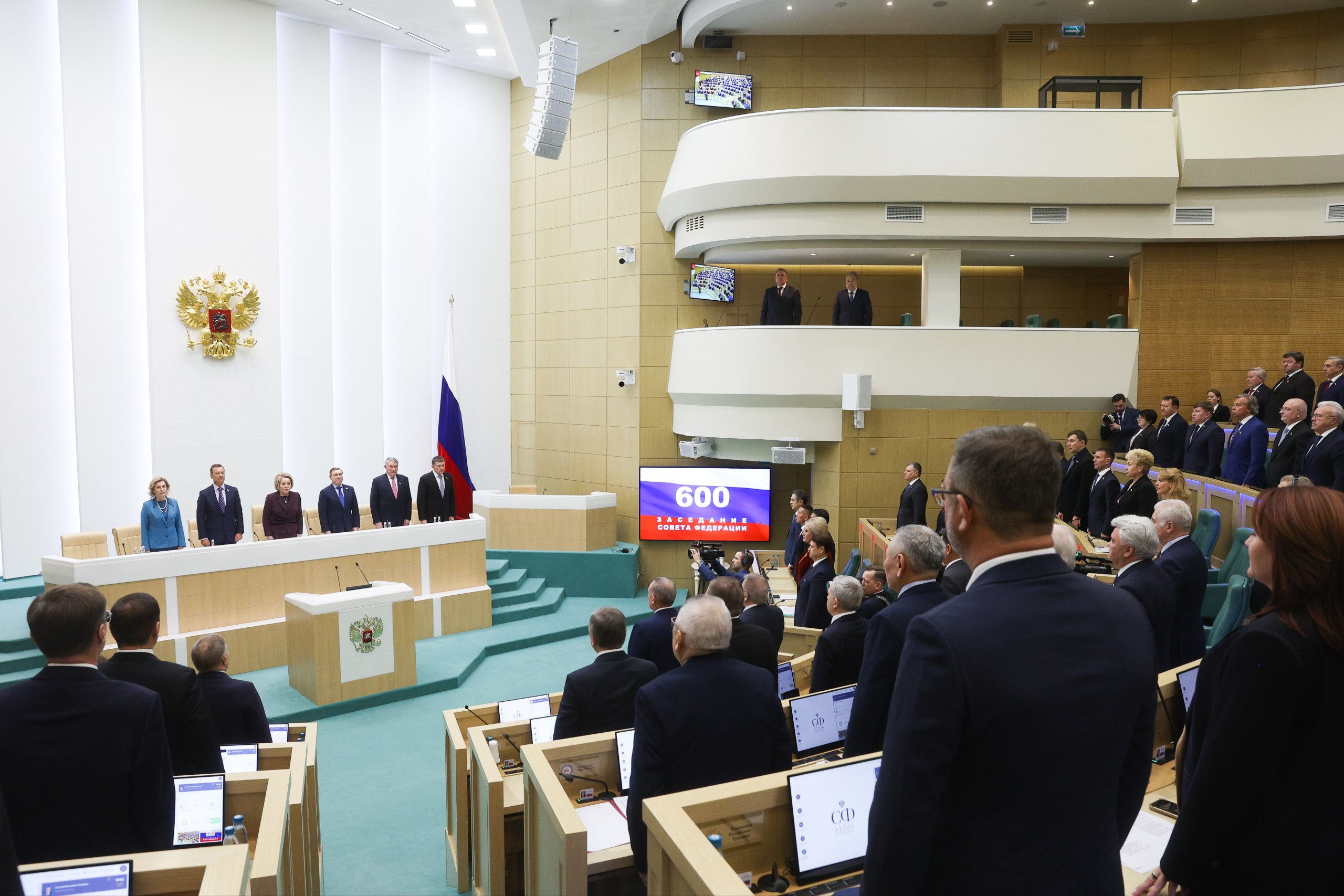 600 е пленарное заседание Совета Федерации Главное В России ужесточили уголовную ответственность за диверсионную и террористическую деятельность в том числе с вовлечением в неё детей Совет Федерации одобрил соответствующие поправки в Уголовный кодекс РФ Работодателям участвующим в программе долгосрочных сбережений в пользу своих работников установят преференции в том числе по налогу на прибыль и по страховым взносам Такой закон был одобрен в ходе 600 го пленарного заседания Совета Федерации В РФ создадут единый портал объектов культурного наследия нуждающихся в ремонте Соответствующий закон единогласно приняли на пленарном заседании в Совете Федерации Сенаторы одобрили поправки которые помогут обеспечить здравоохранение квалифицированными кадрами СФ поддержал закон расширяющий перечень оснований для прекращения трудового договора с иностранным гражданином В России установили новую памятную дату 9 апреля День героического штурма и взятия Кёнигсберга Соответствующий закон одобрил Совет Федерации Канал в МАХ Александр Двойных