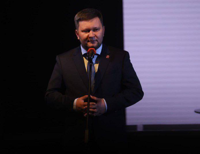 Лучшие почтовые сотрудники Омской области получили награды в честь Дня российской почты 160 работников Почты России были отмечены благодарностями и почётными грамотами, трое удостоены почетного звания «Мастер связи». Среди награждённых — начальники отделений и их заместители, почтальоны, операторы, сортировщики, водители, сотрудники управления и районных подразделений компании. За профессиональный год Почта в Омской области модернизировала 18 почтовых отделений в отдалённых и малонаселённых сёлах области, масштабировала проект ускоренной выдачи и приёма отправлений по QR-коду в отделениях. Теперь 60% писем и посылок клиенты отправляют и получают за 30 секунд. Кроме этого, компания запустила собственный медицинский проект — «Витрина здоровья». Теперь посетители могут купить средства для оказания первой помощи и товары для домашней аптечки. Также, Почта расширила сеть почтовых отделений региона, подключённых к выдаче посылок с популярных в РФ маркетплейсов.