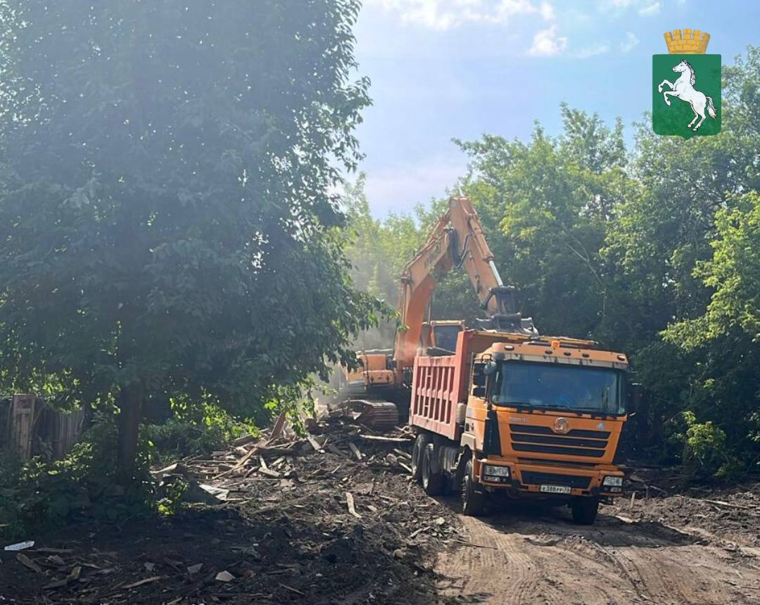 В Томске на улице 3-я Рабочая снесли аварийный дом. Одноэтажное здание из дерева было построено в 1956 году, площадь дома составляла 162 кв. м. Строение не являлось объектом культурного и исторического наследия. Перед демонтажем объект был отключен от всех коммуникаций. Дом снесли тяжелой техникой, после этого рабочие вывезли образовавшийся мусор. Подписаться Прислать нам новостью