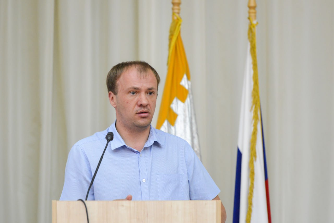 Выборы в челябинский парламент для «Справедливой России» начались со скандала. Экс-депутат гордумы Челябинска и «торпеда» партии Владимир Корнев подал заявление о выходе из «СР» и грозит составить конкуренцию кандидату от эсеров. «На предстоящих выборах в заксобрании на моем округе партия решила выставить другого кандидата. Я проводил агитационную работу в округе в течение последних 12 месяцев. Я очень сильно разозлен, и партия лишится голосов моих избирателей», – заявил Корнев. Он не исключил участия в выборах как от другой партии, так и самовыдвиженцем. В том числе против кандидата от эсеров Юлии Кудашовой. В 2026 году Корнев намерен выставить свою кандидатуру на думских выборах. Корнев известен в челябинском политикуме эпатажными заявлениями и поступками, до эпичных драк с коллегами по депутатскому корпусу включительно. Главный политический канал Урала