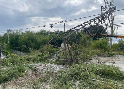 В Бердске подрядчика оштрафовали за обрушение ЛЭП — ущерб превысил 1,8 млн  На стройке в Новосибирской области из-за халатности подрядчика упала опора линии электропередачи. Водитель без прав на погрузчик задел бетонную плиту, та упала на опору — в итоге ЛЭП уничтожена.  По данным прокуратуры, рабочий не был проинструктирован и вообще не имел допуска к технике. Подрядчик признал вину, ущерб компаниям компенсировал, но теперь заплатит еще и штраф — 70 тысяч рублей.  Фото: СУ СК по НСО     Прислать новость