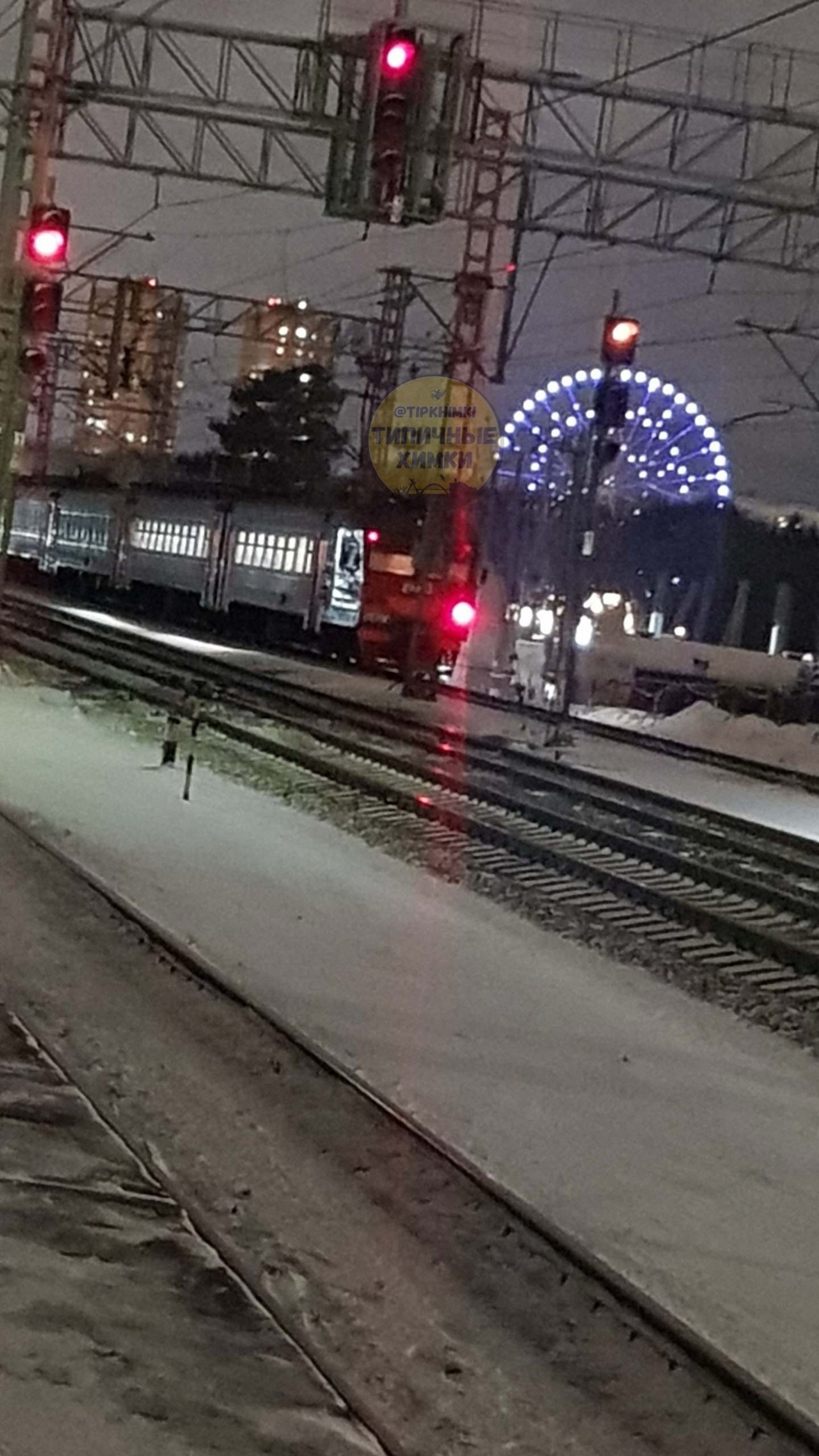 Опять поломки на МЦД-3… На Левобережной встала электричка и перегородила проезд в сторону области.  Причина остановки - оборванный провод. Из-за этого с 18:00 задержки, а некоторые электрички и вовсе стояли между станциями с пассажирами  в одной из них отключили свет на последнем видео, на станции Ховрино .