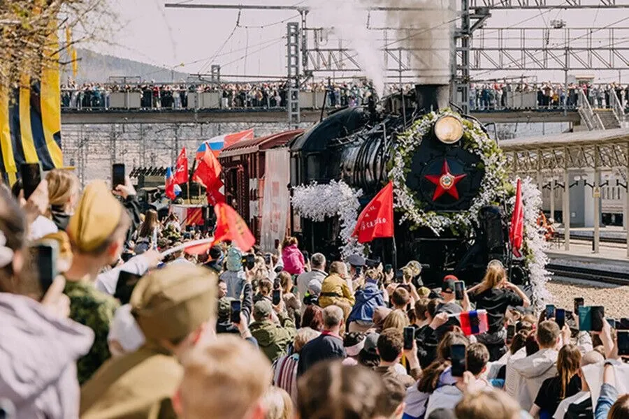 Два ретропоезда Победа на паровой тяге сделают остановки на 32 станциях Забайкальской железной дороги в Забайкальском крае и Амурской области в течение 11 дней сообщили в пресс службе ЗабЖД Традиционный проект торжественно стартует 29 апреля Первый из двух составов остановится на 17 станциях в Амурской области Это Бурея Завитая Екатеринославка Белогорск Благовещенск Серышево Свободный Шимановск Ушумун Магдагачи Талдан Сковородино Уруша Ерофей Павлович и на 3 в Забайкалье Амазар Могоча Зилово На всем маршруте протяженность которого составит более 2 5 тысячи километров гостям праздника представят тематическую концертную программу с участием артистов шоу проекта Вневременье Читинского дворца культуры железнодорожников и ансамбля песни и пляски Пограничного управления ФСБ России по Забайкальскому краю В голове каждого праздничного эшелона будет находиться легендарный паровоз послевоенной серии Л Лебедянка В ретросоставы будут включены платформы с образцами военной техники платформа сцена вагон теплушка и пассажирские вагоны информирует пресс служба Не грузится фото и видео Читай нас в МАХ     max ru amurlife1