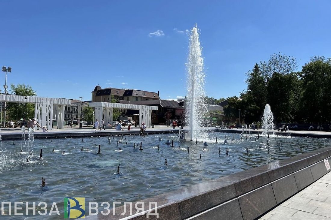 Главный пензенский фонтан оградят от желающих искупаться 9 июня в Пензе глава города Олег Денисов провел аппаратное совещание, на котором обсуждалась тема благоустройства городских объектов. Директор МБУ «Пензавтодор» Артем Спиридонов сообщил, что граждане продолжают купаться в главном городском фонтане, из-за чего уже повреждены несколько деталей форсунок , рассказали в пресс-службе администрации города. «Если так будет продолжаться, мы можем остаться без этого значимого для города объекта. Профилактические рейды не дают стойкого положительного эффекта», – подчеркнул он. Как сообщил глава города Олег Денисов, руководство МБУ «Пензавтодор» выступило с предложением сделать небольшое ограждение чаши фонтана. При этом планируется, что пешеходная часть гидротехнического сооружения останется в свободном доступе. -Взгляд