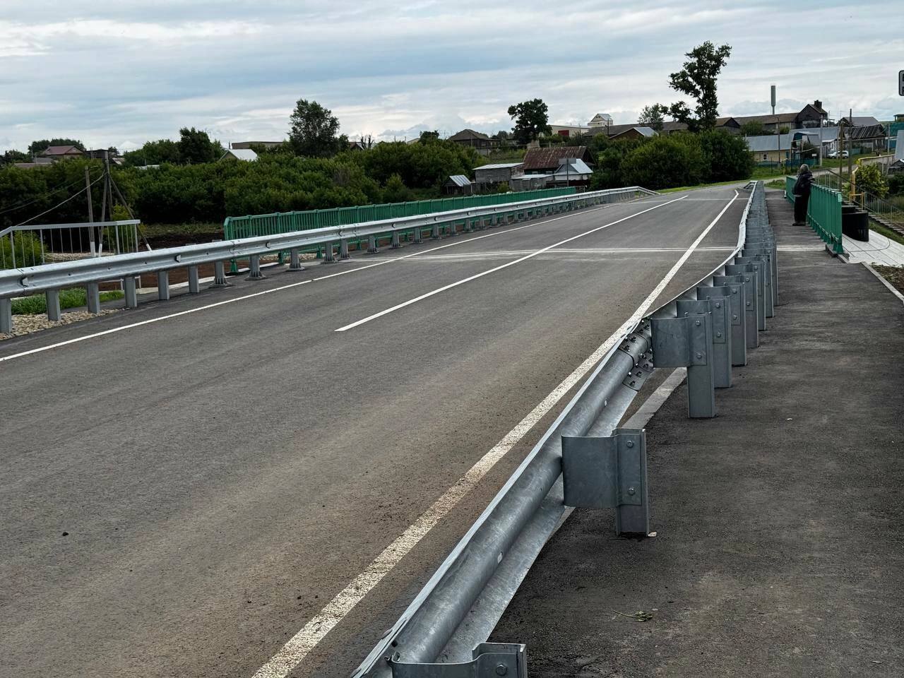 В Менделеевском районе открыли отремонтированный мост через реку Возжайка  В селе Камаево Менделеевского района после капитального ремонта снова открыт мост через реку Возжайка. Работы выполнены в рамках национального проекта «Инфраструктура для жизни», передает «Татар-информ».  В торжественном открытии принял участие руководитель Менделеевского района Роберт Искандаров.  «Этот объект имеет важное значение для всего района. Работы начались в прошлом году, все выполнено качественно и в срок. Благодарю строителей за ответственную работу», – отметил он.  Первый каменный мост с освещением в селе был построен в 1988–1989 годах и с тех пор несколько раз ремонтировался. Из-за увеличившейся нагрузки и износа конструкции потребовалась капитальная реконструкция.  Общая стоимость проекта составила 215,6 млн рублей. Длина нового моста — 50 метров.   Подписаться   Сообщить новость