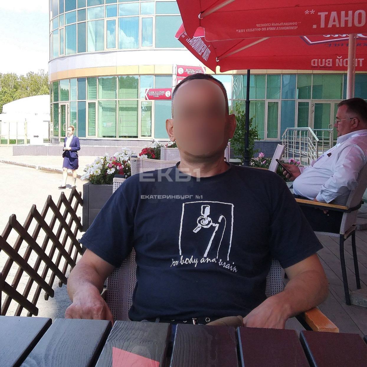 Труп мужчины с пакетом на голове нашли на Шарташе Вечером на берегу озера в районе остановки обнаружили тело мужчины По предварительной информации на голове погибшего был пакет есть основания полагать что смерть носит криминальный характер По данным источника Ура ру погибший может быть 47 летним Ильёй Одушевым он пропал ещё 6 января вышел в магазин и не вернулся Сегодня отряд ЛизаАлерт приостановил поиски с пометкой Стоп проверка информации В настоящее время полиция ведёт розыск подозреваемого Следственный комитет официальных комментариев пока не давал Подписаться на Жизнь в Екб   Канал в MAX