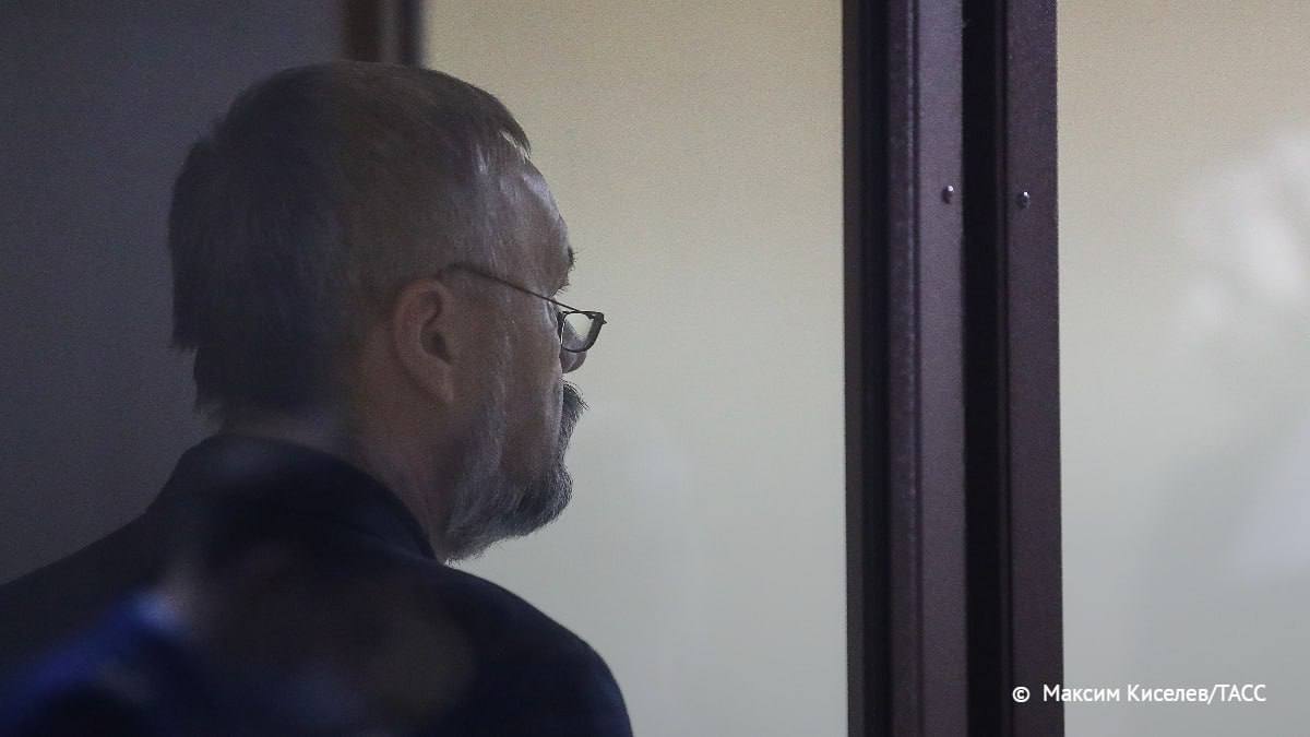 Бывшие топ менеджеры СДС угля получившие реальные сроки по делу о Листвяжной вышли на свободу Речь идет об экс гендиректоре Геннадии Алексееве и бывшем техническом директоре Антоне Якутове сообщает ТАСС со ссылкой на правоохранительные органы Суд зачел обоим в счет наказания нахождение в СИЗО где они находились с декабря 2021 года Напомним что собственник шахты Михаил Федяев получил 3 5 года условно Алексеев 5 лет и 3 месяца исправительной колонии а бывший технический директор 5 лет