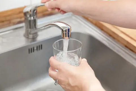 Без питьевой воды рискует остаться Ростовская область Ростовская область живёт в условиях водного дефицита уже почти двадцать лет С 2007 года регион недополучил более 100 кубокилометров стока это примерно 150 квадриллионов литров воды На заседании заксобрания замминистра природных ресурсов и экологии Наталья Ковтун напомнила ситуация становится критической По её словам выделенные квоты на восполнение запасов воды фактически не выполняются Крупные города и населённые пункты реально могут остаться без питьевой воды предупредила замминистра Весеннего половодья в этом году не было вовсе официально подтвердил Гидрометцентр То есть природного пополнения водоёмов регион не дождался Главная проблема инфраструктура В области почти нет систем ливневой канализации В результате редкие осадки уходят в почву вместо того чтобы поступать в реки и водохранилища Мы уже несколько лет повторяем каждая капля должна быть собрана сохранена и направлена в русло подчеркнула Ковтун Воды не хватает всем Минсельхоз бьёт тревогу кукурузные поля остаются без полива фермеры не знают чем кормить скот Энергетики жалуются на риски для станций В МинЖКХ прогнозируют что при сохранении ситуации целые города включая Новочеркасск могут оказаться без воды Мы не можем управлять тем сколько воды придёт в регион но мы обязаны максимально рационально собирать и использовать то что есть резюмировала Ковтун