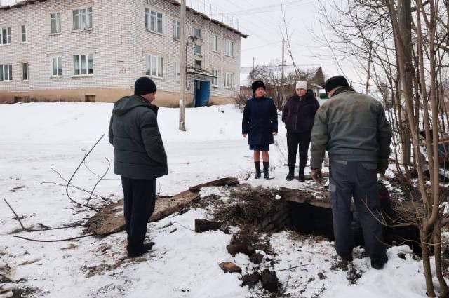 В Максатихе 15 многоквартирных домов остались без отопления из-за коммунальной аварии. Ход ее устранения контролирует прокуратура.  На месте находится районный прокурор района Елена Разделкина. Она следит за ремонтными работами, проводимыми сотрудниками ООО «ТМЖК».  Прокуратура оценит также, как действовали в данной ситуации ответственные должностные лица и насколько полными меры принимались для устранения аварии.  Тверь.Происшествия Подписаться    :