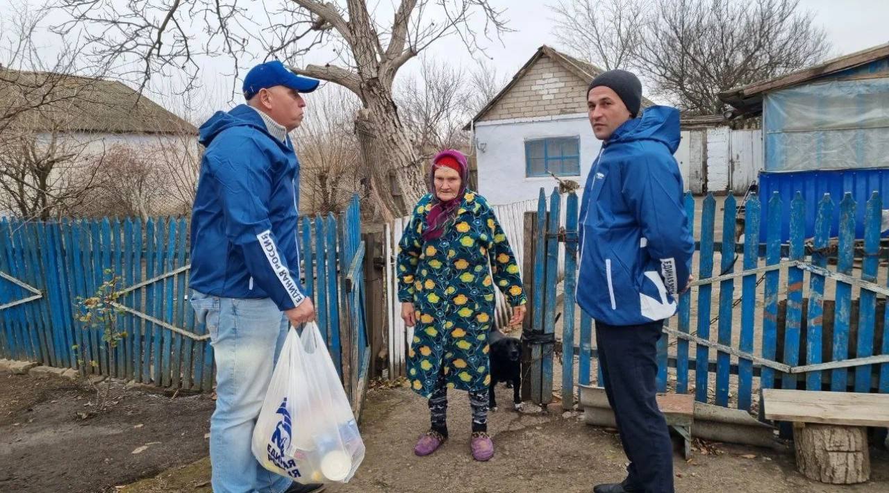 «Единая Россия» в Херсонской области помогла наладить водоотведение в школе и передала гуманитарную помощь многодетной семье в прифронтовой территории.    «Декаду добрых дел» в честь дня рождения партии волонтеры «Единой России» продолжили в Горностаевском районе. Активисты местного отделения навестили семью в селе Ясная Поляна. Многодетные родители воспитывают в непростых условиях 10 детей. Двое детей из этой семьи учатся в Мелитополе, двое - с особенностями в развитии.   Навестили и подшефных жителей сел Зирка, Константиновка и Дубовка, среди которых ветеран труда, ребенок войны 83-летняя Анна Леонтьевна и участник Великой Отечественной Неонела Томчук. Им также вручили продуктовые наборы. Помогли и слабослышащему ребенку.   В Счастливцевской школе Генического муниципального округа удалось решить вопрос с водоотведением.  Система водоотведения в школе очень старая. На протяжении 10 лет практически не обслуживалась, поэтому потребовалось задействовать большой объём специальной техники. Часть работ обеспечил депутат регионального парламента Рустем Ниметуллаев, часть – Эльвира Фатеева. В дальнейшем работу возьмет на себя Министерство образования, когда появится возможность заключать соответствующие контракты.  #ЕР84 #ЕРпомогает #ЕдинаяРоссия #Херсонскаяобласть