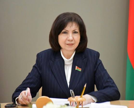 Председатель Совета Республики Наталья Кочанова от имени Совета Республики Национального собрания Республики Беларусь направила приветствие участникам, организаторам и гостям Международного форума «Семья — основа демографического потенциала государства». Современный мир все чаще бросает вызов фундаментальным ценностям и многовековым национальным традициям. Под сомнение ставятся устоявшиеся нормы взаимоотношений, уважения к родным корням и духовному воспитанию. В этих условиях крайне важно объединять усилия для защиты института традиционной семьи, поддержки рождаемости и многодетности, сохранения истинных гуманистических идеалов и принципов. Семья — это не просто основа общества, это его будущее, источник стабильности и развития. Именно в семье закладываются ключевые нравственные ориентиры, формируется уважение к традициям и передается жизненный опыт. Крепкие, благополучные семьи способствуют укреплению социальной и экономической стабильности государства, определяя его демографический потенциал. Счастливая семья, воспитывающая детей, — надежная опора и залог будущего нашей суверенной страны. Пусть сегодняшнее мероприятие пройдет в дружественной атмосфере и внесет достойный вклад в популяризацию традиционных семейных ценностей, поддержки родительства и сохранения духовно-нравственных ориентиров во имя будущего нашей любимой Беларуси. От всей души желаю всем вам вдохновения, новых интересных идей и творческих свершений. Мира и добра, крепкого здоровья и счастья, благополучия, любви и процветания вам и вашим близким.