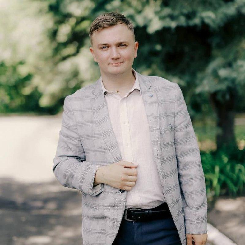 Учитель математики из Луховиц стал полуфиналистом 4 сезона телешоу «Классная тема!» Цель проекта: дать педагогам возможность проявить профессиональные навыки и повысить престиж профессии. В этом году на участие в шоу было подано 6720 заявок. В их числе и заявка учителя математики гимназии №10 в Луховицах Андрея Феофанова. Финалистов определят в начале осени с помощью народного голосования. Держим кулачки за Андрея! 1 Подпишись Поделись новостью