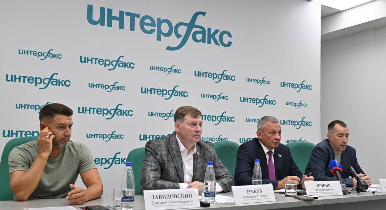 Хоккейный апгрейд: «Байкал-Энергия» делает ставку на своих.  ХК «Байкал-Энергия» на пресс-конференции в «Интерфаксе» выкатил новую стратегию. В приоритете — не усиление команды купленными игроками, а совсем другой подход: местные кадры, инвестиции в подрастающее поколение и открытие филиалов по всей области.   Они появятся в Братске, Шелехове и Тайшете. Это круглогодичные корты и бесплатные тренировки. И бонусом — мастер-классы от хоккейных легенд. Цель глобальная — сделать хоккей с мячом по-настоящему народным, иркутским.  «Хотим, чтобы хоккей с мячом стал доступным каждому мальчишке. Расширение географии клуба — важный шаг», — говорит Евгений Зенкин, директор департамента по связям с органами власти компании РУСАЛ в Иркутской области.  Как отметили на пресс-конференции, у клуба есть своя философия - это собственный подход к мотивации игроков, командный дух, постоянный контроль здоровья, работа с болельщиками — все входит в комплект.  Плюсом — новый руководитель. Им стал Сергей Юсупов. Свой, иркутский. Воспитанник местной школы, бывший игрок команды. В новой концепции это назначение логично.   «Юсупов — наш человек. Уже показал, что может. Желаем успехов», — отметил Александр Зубков, президент ХК «Байкал – Энергия».  Команда начинает новый этап. Без пафоса, но с опорой на своих. И с амбициями не просто играть — а запустить новое движение.    Подпишитесь на «Иркутск политический»