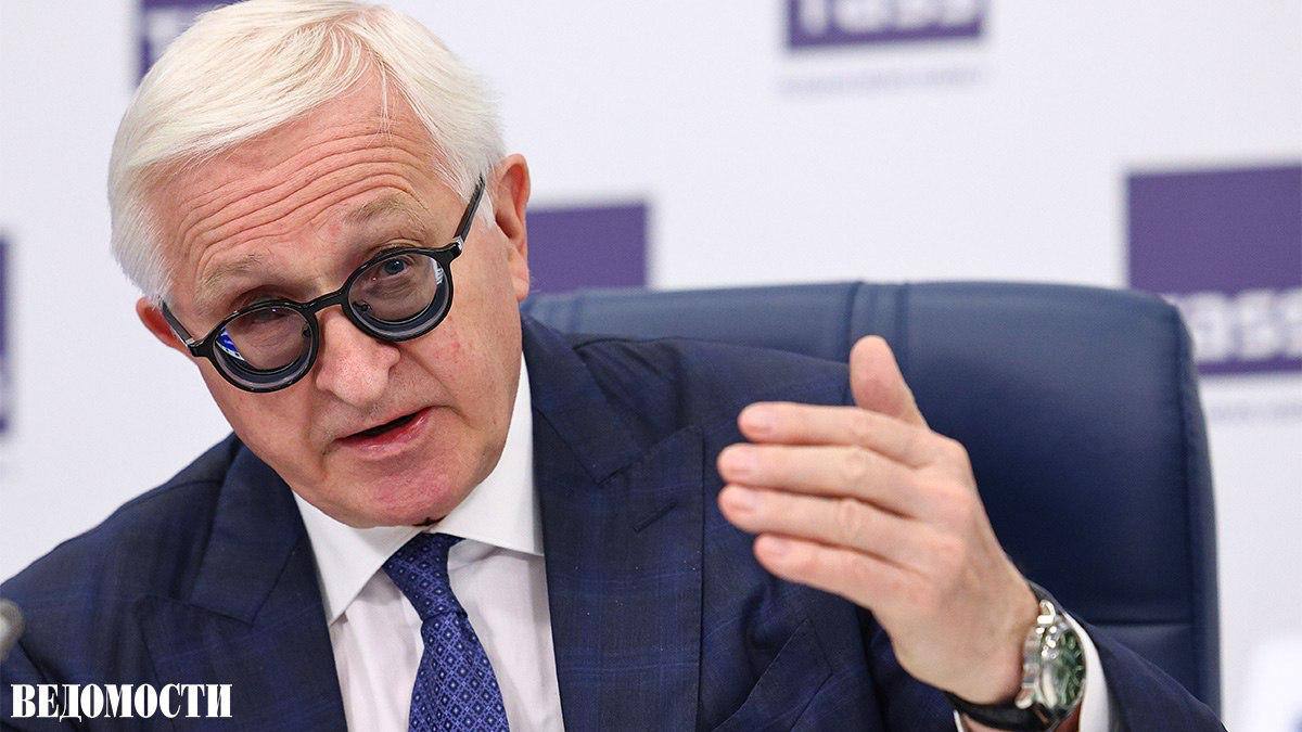 Бизнес ждет весны в российской экономике осенью 2026 года заявил президент Российского союза промышленников и предпринимателей Александр Шохин Он высказал мнение что период охлаждения нужно пройти максимально быстро Министр финансов Антон Силуанов не согласился с этим прогнозом отметив что с такими мыслями инвестиционную активность не поднимешь Он заявил что экономическую весну в России следует ожидать в марте Там песня была Я думала что это весна а это оттепель Вот Антон Германович не всегда за охлаждением идет сразу весна иногда оттепель а потом опять охлаждение Это я к тому что сейчас глобальные изменения климата и трудно предсказать что будет сказал в ответ Шохин цитата по Интерфаксу Подпишитесь на Ведомости