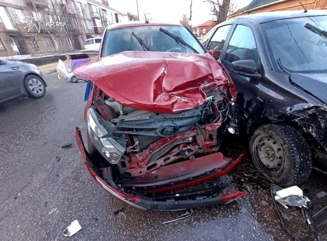 В массовом ДТП в Воронежской области пострадала автомобилистка  В пятницу около 8:30 в Борисоглебске Воронежской области на улице Первомайской произошла авария. По информации ГУ МВД по области, 34-летняя местная жительница на автомобиле «Лада Гранта» выезжала с прилегающей территории на главную дорогу и не пропустила «Ладу Гранта» под управлением 19-летнего водителя. Машины столкнулись. После удара одна из них отлетела на припаркованный рядом «Вортекс-Тинго».  В результате ДТП 34-летняя автоледи получили различные травмы. «Скорая» доставила ее в больницу. По факту аварии проводится проверка.  За минувшие сутки на дорогах Воронежской области произошло 125 аварий, в том числе 80 – в Воронеже. В шести ДТП травмы различной степени тяжести получили 7 человек.