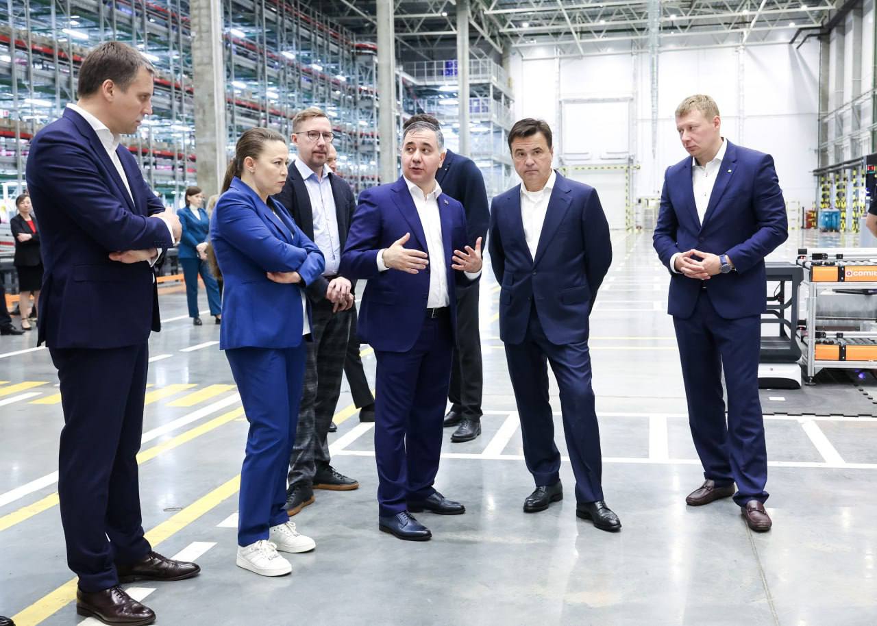 Запустили в Подольске первый роботизированный распределительный центр «Магнита» — крупнейший для компании в стране. Сделали это вместе со статс-секретарем – замминистра промышленности и торговли РФ Романом Чекушовым, гендиректором «Магнит» Евгением Случевским, управляющим директором ГК «КОМИТАС» Давитом Манукяном и сотрудниками комплекса. Спасибо Минпромторгу России и всем участникам проекта за масштабную работу!  Соглашение о строительстве мы подписали в прошлом году на ПМЭФ, а о роботизации — в этом. Новый РЦ расположился на территории индустриального парка «Южный». Объем инвестиций составил 10 млрд рублей, создано более 2 тыс. рабочих мест. Еще 5 млрд рублей инвестор вложит до конца 2026 года в роботизацию логистики.   На территории центра несколько блоков, каждый из которых отвечает за свою технологию распределения товаров. Один из них полностью роботизирован, там уже тестируется роборука, которая перемещает товары с конвейера и полностью замещает физический труд. Еще одна инновация — напольные автономные мобильные роботы, которые перевозят груз от места хранения до станции комплектации. Есть роботы-уборщики, погрузчики, система управления складом.   Следующий этап — строительство сухого склада в распределительном центре в Коломне. «КОМИТАС» планирует организовать в нем роботизированную систему хранения и внедрить в работу более 500 роботов.   Уверен, что объединение усилий лидеров отрасли позволит создать в Подмосковье передовую систему для развития роботизации!