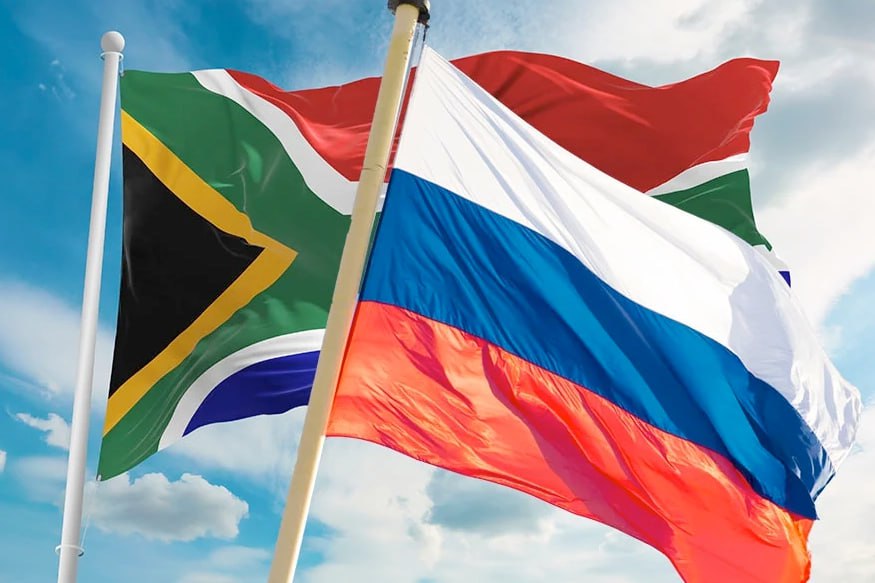 Товарооборот между Россией и ЮАР увеличился на 6 2 и составил 907 8 млн долларов по итогам 2025 года Объем поставок из России в ЮАР снизился на 6 1 до 524 3 млн долларов Основу российского экспорта традиционно составляют удобрения и зерно В структуре поставок комплексные удобрения заняли 40 пшеница 20 азотные удобрения 16 калийные 13 уголь 5 Ключевую роль в структуре импорта по прежнему играют удобрения на которые приходится более двух третей поставок отметили в Торговом представительстве РФ в ЮАР В то же время экспорт из ЮАР в Россию вырос на 29 7 и достиг 383 5 млн долларов ЮАР поставляет в РФ преимущественно цитрусовые и другие фрукты мандарины 24 апельсины 23 груши 11 лимоны 9 яблоки 7 грейпфруты и помело 5 Доля России во внешней торговле ЮАР остается ниже 1 как по экспорту так и по импорту Африканская инициатива Telegram ВК Max