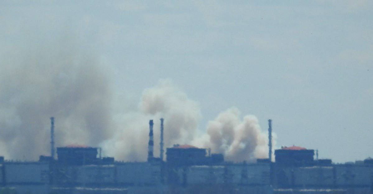 Над Запорожской АЭС поднимается большой столб дыма. Причины произошедшего на данный момент не сообщаются Прямой эфир