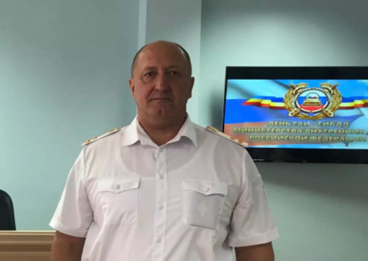 Начальник ГАИ Ростовской области уходит в отставку Начальник Управления Госавтоинспекции ГУ МВД России по Ростовской области Олег Богун уходит со своего поста Об этом сообщает сайт DonDay со ссылкой на собственный источник По информации сайта сейчас Богун находится в трудовом отпуске но на работу уже не выйдет После выхода из отпуска он покинет должность начальника в связи с выходом на пенсию Сейчас решается вопрос кто займет его место рассказал собеседник издания Официально эту информацию в ГАИ пока не прокомментировали На сайте ведомства Олег Богун все еще значится как начальник Более того в начале мая 2024 года ростовские СМИ уже сообщали о его отставке но этого не произошло Олег Богун возглавляет Госавтоинспекцию Ростовской области с 2018 года До этого он семь лет руководил отделом Госавтоинспекции УМВД по Краснодару Интересно что в период его работы в кубанской столице 2011 2014 гг начальником городского управления МВД был Олег Агарков именно он став главой ростовского главка в 2018 м настоял на назначении Богуна Подписаться на Новости Ростова Прислать новость