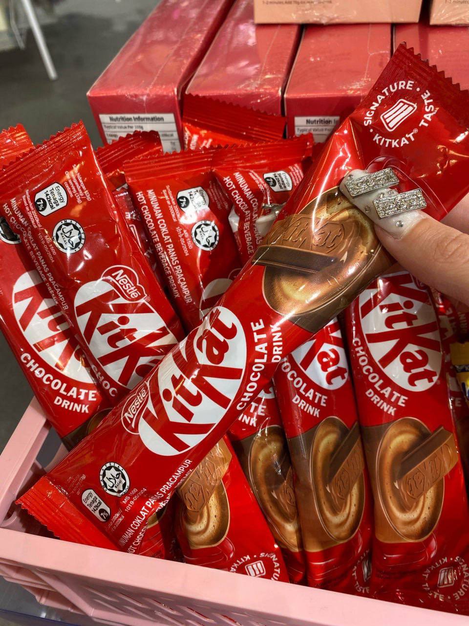 Растворимый горячий шоколад от KitKat завезли в Россию — найти новинку можно в несетевых магазинах за 80 рублей за штуку. Это мы пробуем.