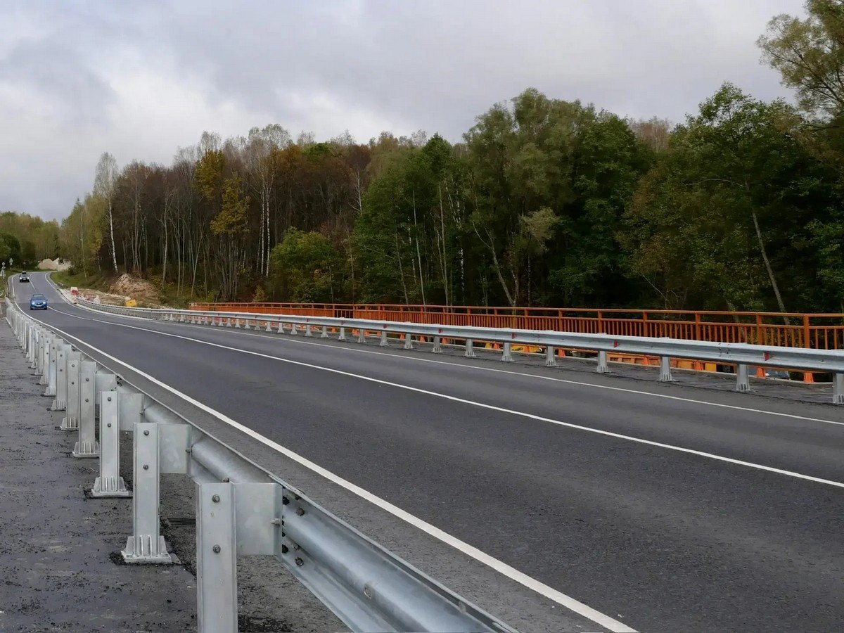 Рязанская область в числе лучших по реализации дорожных проектов Вице премьер правительства РФ Марат Хуснуллин на заседании штаба с регионами назвал лидеров по выполнению проектов в сфере строительства и ремонта дорог Рязанская область в числе лучших по развитию дорожной сети Вице губернатор Артём Бранов уточнил что в нормативное состояние привели 85 дорог в рязанской городской агломерации и 48 4 региональных дорог К 2030 году эти цифры должны стать ещё больше Надо признать что для рязанского региона такие показатели задача не из лёгких Общая протяжённость областных трасс 6 5 тыс км Это в 2 раза больше чем в некоторых соседних областях С другой стороны Рязань и развивается как крупный транзитный и логистический центр Так что дороги наше всё Подписаться на Рязанскую сплетницу в MAX