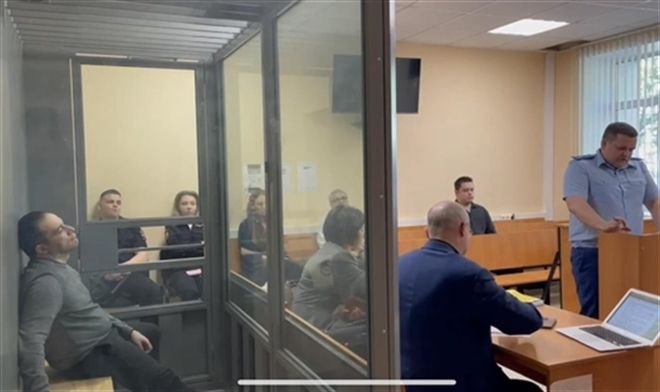 Бывшему замглавы минздрава Самарской области огласили еще один приговор Суд Кировского района Самары 8 сентября зачитал приговор по уголовному делу бывшего замглавы минздрава Самарской области Асланбека Майрамукаева бывшего замглавврача больницы им Середавина Алексея Ошуркова а также бизнесменов Сослана Бериева и Сослана Дзансолова По данным Волга Ньюс Майрамукаева приговорили к году и семи месяцам лишения свободы Из за частичного сложения с наказанием по прошлому приговору он должен отбыть за решеткой девять лет и восемь месяцев Бериеву назначили реальное лишение свободы на год и восемь месяцев Дзансолову полтора года Ошуркову полтора года Кроме того некоторым осужденным назначили дополнительные виды наказания вероятно детали станут известны позже когда приговор отдадут сторонам Напомним по данным гособвинения с сентября по декабрь 2021 г замминистра здравоохранения и еще несколько человек создали условия при которых к закупкам медицинского оборудования были допущены только две компании Из за фиктивных конкурсных процедур с аффилированными фирмами по завышенным ценам заключили два контракта на общую сумму более 34 млн рублей Предположительно ущерб превысил 9 млн руб участники сговора поделили эти деньги между собой Сообщалось что руководители фирм заключили соглашения о сотрудничестве и дела в отношении них были выделены в отдельные производства Как ранее комментировал адвокат Дзансолова Тимофей Михеев сторона защиты полагает что органы следствия поспешили квалифицировать действия подсудимых как мошенничество и что речь скорее может идти об ограничении конкуренции Интересно что ранее Майрамукаеву уже вынесли приговор по другому делу о получении взятки Суд решил что в 2022 г мужчина потребовал от директора ООО ДМ Групп откат 15 млн руб за заключение договоров на поставку медицинского оборудования на общую сумму более 147 млн рублей Недавно стало известно что Асленбек Майрамукаев просит отправить его на СВО Фото Прокуратура Самарской области