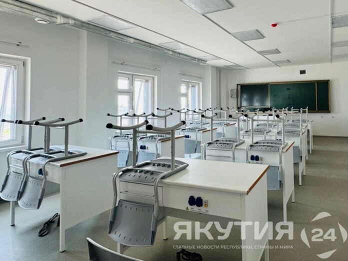 Еще два выпускника Якутии сдали ЕГЭ на 100 баллов Еще два школьника республики сдали ЕГЭ на максимальный балл. Об этом в своей страничке ВКонтакте сообщил глава республики Айсен Николаев. «Такой результат получен по итогам экзамена в дополнительные президентские дни. Такие дни даются выпускникам для пересдачи одного предмета, чтобы улучшить свои результаты. Максимальный балл получили выпускники Республиканского лицея-интерната: Александр Бродников — химия, Артём Татаринов – математика профильного уровня. Ребята доказали, что упорство и вера в себя всегда приведут к успеху», — сказал Айсен Николаев. Подробнее читайте по ссылке. Фото: Мария Архипова / «Якутия 24»