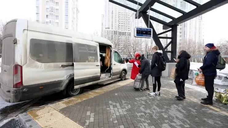 Тува отправляет автобусы в Томск чтобы вернуть застрявших студентов домой Семь микроавтобусов способных вместить от 17 до 22 пассажиров каждый были направлены в Томск чтобы решить проблему с дефицитом билетов в преддверии новогодних праздников Ранее в социальных сетях и Telegram каналах появились сообщения о том что тувинские студенты обучающиеся в Томске столкнулись с серьезными трудностями при попытке вернуться домой на каникулы Фото РИА Новости Павел Львов   Подписаться на sibnovosti ru предложить новость