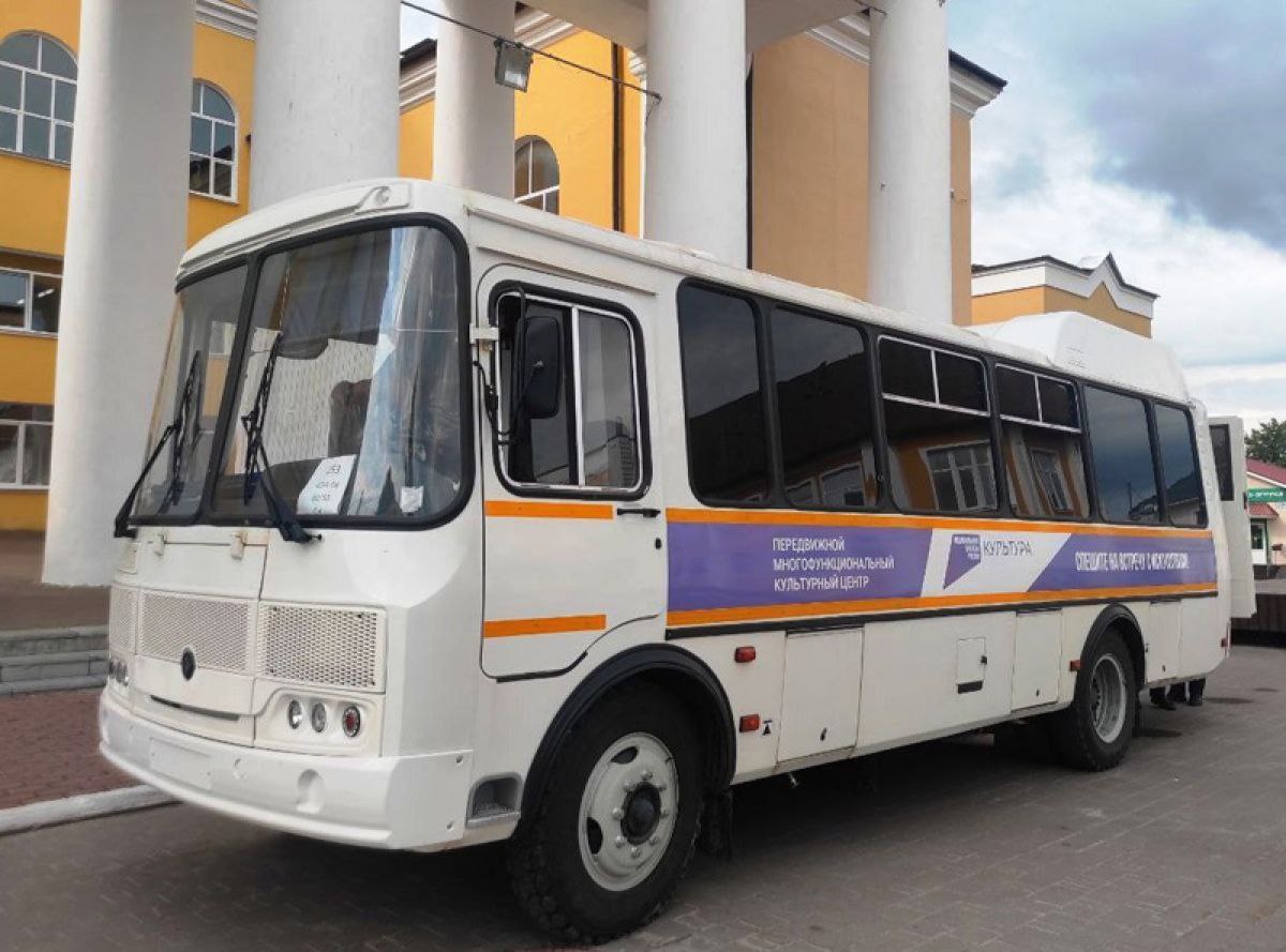 Автоклубы объединяют тульские города и сёла На оперативном совещании под председательством Губернатора Дмитрия Миляева обсудили использование специализированного транспорта Зампредседателя правительства министр культуры и туризма Ольга Гремякова рассказала о развитии сети передвижных культурных центров автоклубов Что такое автоклуб Это настоящий дом культуры на колёсах Он полностью оснащён для проведения мероприятий любого формата Трансформируемая сцена Современная звуковая система и мультимедийный комплекс Спутниковая антенна и доступ в интернет Благодаря этому жители даже самых отдалённых населённых пунктов где нет стационарных ДК могут стать зрителями концертов кинопоказов лекций и онлайн трансляций В регионе уже работают 12 автоклубов в 10 муниципальных образованиях Три из них были приобретены в 2023 2024 годах в рамках нацпроекта Культура для Воловского Богородицкого и Суворовского районов С начала этого года проведено более 1700 выездных мероприятий которые посетили свыше 125 тысяч человек Программа автоклубов разнообразна и рассчитана на все возрасты от спортивно игровых программ для детей до тематических вечеров для старшего поколения  Афиши в разделе Автоклубы на сайтах муниципалитетов и министерства культуры и туризма Тульской области Кроме того для дальнейшего развития досуга жителей Ольга Гремякова предложила продолжить установку модульных домов культуры по программе Наш район Губернатор поддержал идею и поручил при проектировании таких ДК активно обсуждать их внешний облик и наполнение с жителями