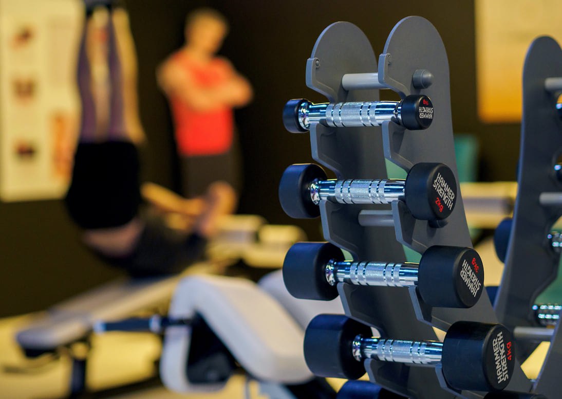 В Петербурге закрылся фитнес-клуб Happy Fitness на улице Коллонтай 1 июня на улице Коллонтай, 3 прекратил работу фитнес-клуб «Happy Fitness». Более 700 клиентов не были предупреждены о закрытии — сайт клуба не работает, телефоны отключены. Абонементы продавались от имени ИП Анжелики Король и Лидии Измаковой, а основателем СМИ называют Сергея Измакова. По данным источников, Анжелика Король до последнего уверяла сотрудников, что информация о закрытии — слухи, и предоставляла документы о продлении аренды до конца 2025 года. В настоящее время владелица продаёт тренажёры на Avito. Пострадавшие клиенты обратились в прокуратуру и Роспотребнадзор, а также готовят коллективные иски в суд. Фото: Евгений Павленко, Коммерсантъ Подписывайтесь на «Ъ-СПб»