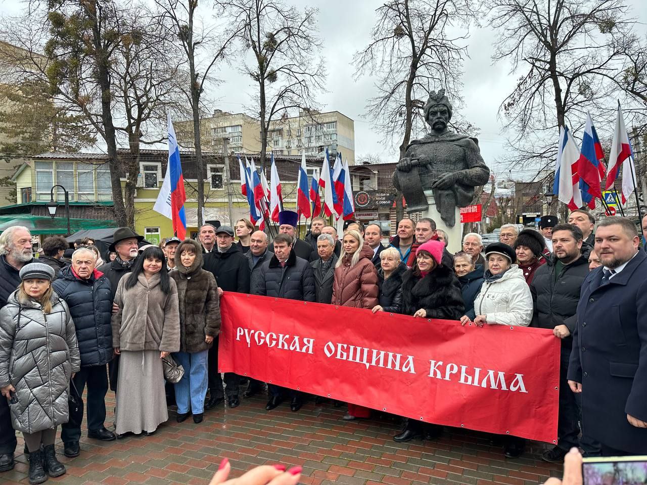 В Симферополе у памятника Богдана Хмельницкого состоялись мероприятия, посвященные 371-летию Переяславской Рады.   В мероприятии приняли участие представители власти, политические и государственные деятели Крыма, депутаты разных уровней, Русской общины Крыма, профсоюзы СОЦПРОФ, делегации из новых регионов России.   В ходе выступлений участники особенно выделили единство Русского мира вопреки внешним недругам России. Воссоединение Крыма, ЛНР, ДНР, Херсонской и Запорожской областей стали фактами восстановления исторической справедливости, Победы Русского мира над врагами России.