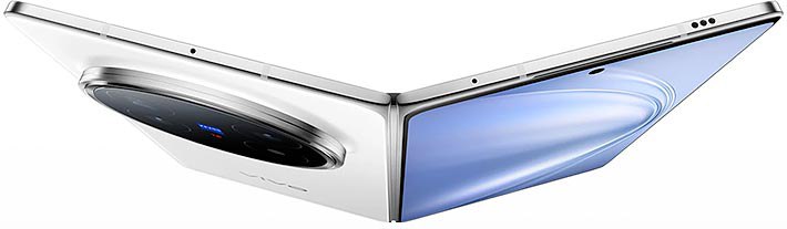 Похоже, у Apple заканчиваются деньги... Шучу, шучу. Есть еще в заначке немного миллиардов. Но, почувствовав замедление продаж, Apple решила разрешить владельцам гуглофонов использовать свои часы. Но пока не всем. Второго июля выходит раскладушка vivo X Fold5. Сама по себе она интересна разве что неплохой влагозащитой IP59 и кремний-углеродным аккумулятором на 6000 мАч. Приличный экран, прошлогодняя флагманская платформа Qualcomm, набор унылых камер, брендированных Zeiss. Но есть мегафича: это первый смартфон на Android, который будет работать с Apple Watch. Правда, первоначальная настройка все равно через жопу iPhone, но потом его можно с собой не брать. Поскольку vivo имеет тесные пусть и иногда старательно скрываемые связи с Oppo, OnePlus и Realme, можно предположить, что это пробный шар, после которого часики Apple затикают и с другими аппаратами этих марок. Не, ну а что? Когда-то и iPod работал только с Маками, а потом снизошел до "писюков". На Android работает более 70% смартфонов в мире. Упускать такой рынок Apple себе позволить уже не может.