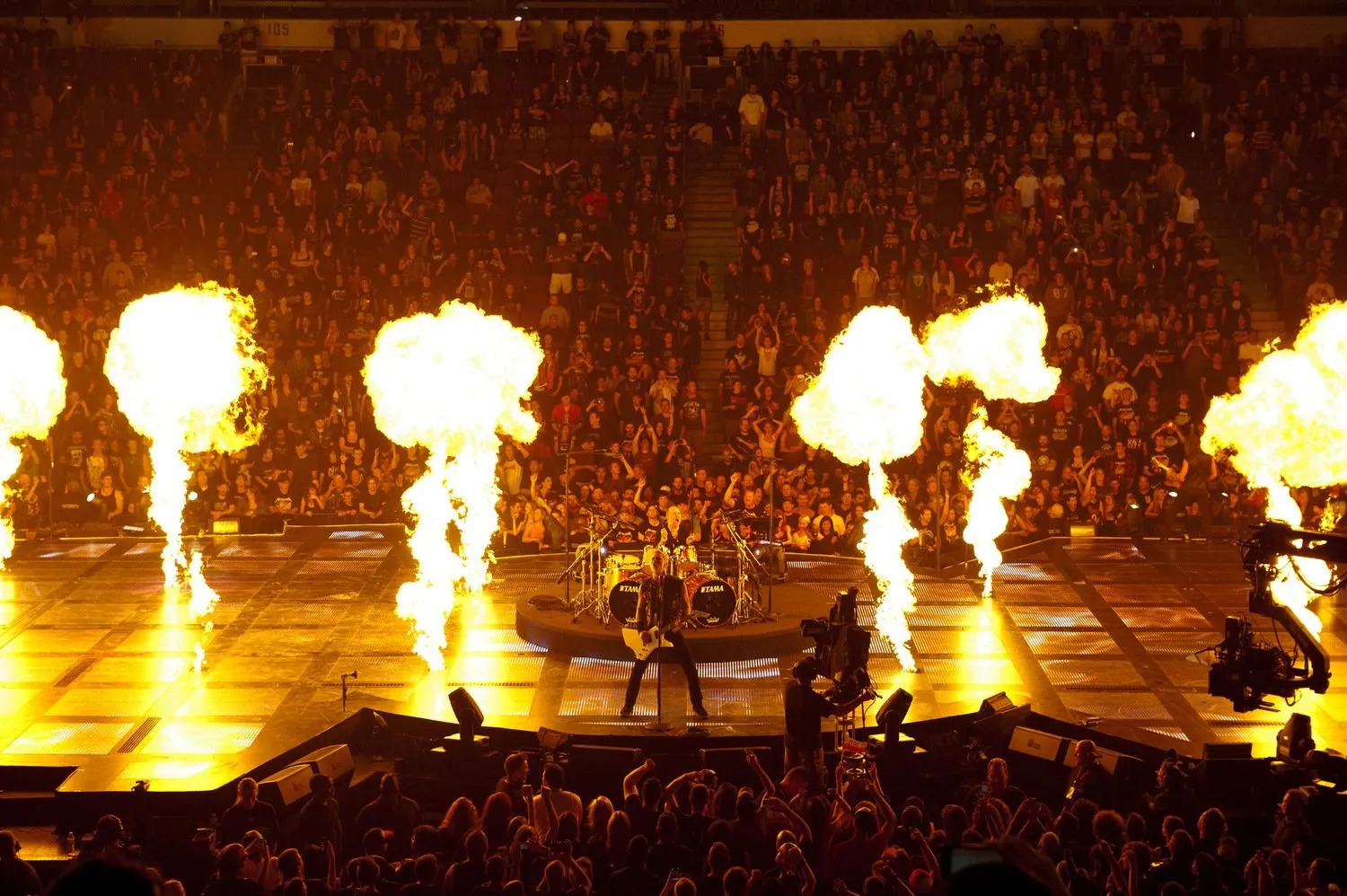 Концерт группы Metallica в Афинах вызвал небольшое землетрясение Выступление посетили более 80 тысяч человек Фото кадр из фильма Metallica Сквозь невозможное Picturehouse