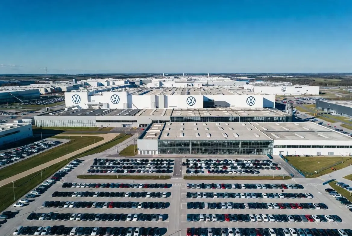Унижения немцев продолжаются BYD планирует занять завод Volkswagen в Германии Речь о заводе Transparent Factory в Дрездене По данным источников компания может инвестировать в площадку и занять одну из её частей под выпуск электромобилей тогда как вторую планируют преобразовать в инновационный центр совместно с властями Саксонии и Техническим университетом Дрездена