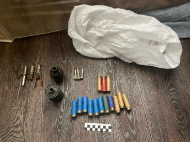 Хранил в чужой квартире три обреза, карабин и гранату В Хабаровске 32-летний житель превратил квартиру приятеля в Первом микрорайоне в боевой арсенал. Он хранил там три обреза гладкоствольных ружей, самодельный карабин, боевую гранату с запалом, оптический прицел для снайперской стрельбы, 14 патронов для охотничьего оружия и корпус учебной гранаты. Когда его задержали сотрудники ФСБ, он сообщил, что в мессенджере неизвестный предложил ему подработку: за плату забрать в бараке сумку и подержать её у себя. Сумку хабаровчанин забрал и принёс в чужую квартиру. По данным краевой полиции, уголовное дело передано в суд. Приговора задержанный ждёт в СИЗО. Подписаться Прислать новость