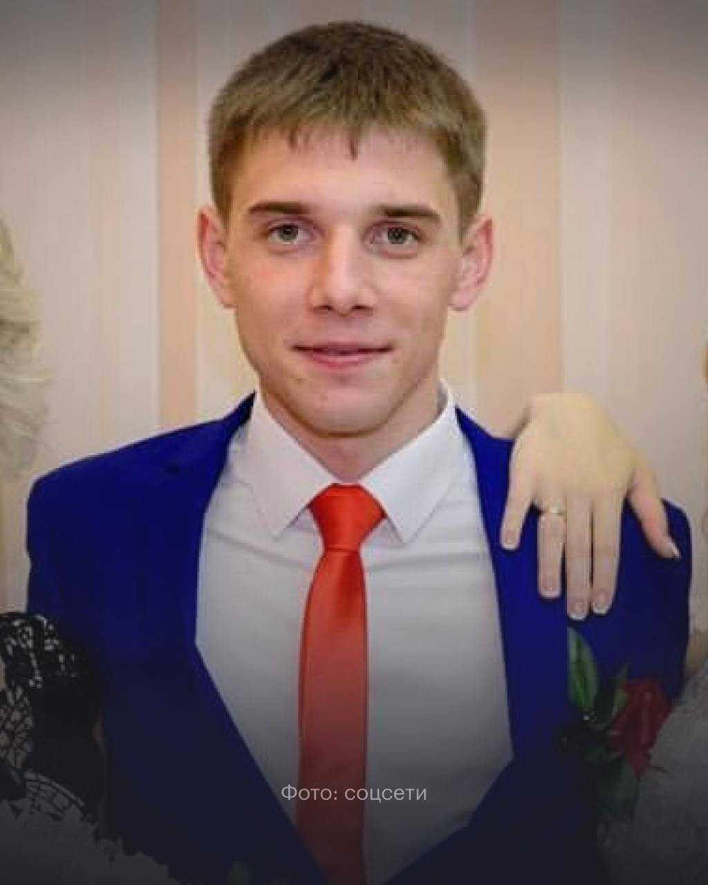 Петербургский курсант принял женщину за украинскую шпионку из‑за слухового аппарата, забил ее насмерть и получил 10 лет колонии 1-й Западный окружной военный суд приговорил 29-летнего курсанта Военно-космической академии Николая Тихонова к 10 годам колонии строгого режима по делу об убийстве. Об этом «Медиазоне» сообщили в приемной военного суда. Baza писала, что 22 сентября прошлого года Тихонов познакомился в ночном клубе с 41-летней Надеждой. Они поехали к Тихонову в гости, и, когда они остались наедине, курсант «заметил у Надежды в ухе странный предмет, который издавал шумы и шорохи». Это был слуховой аппарат, но Тихонов принял его за «прослушку». Курсант якобы вспомнил, что женщина расспрашивал его о службе, решил, что она шпионка, и избил ее. По данным Baza, в ту ночь курсант позвонил на номер 112 и сказал, что он «пригласил к себе домой девушку, а она оказалась не девушкой, а хохлом и непонятно кем». Приехавшие полицейские обнаружили пьяного Тихонова и избитую женщину. Медики не смогли спасти ее. Телеканал «78» сообщал, что Тихонов ранее прошел военную службу по контракту. Участвовал ли он в боевых действиях, не уточнялось. Мужчина был дважды женат, у него есть шестилетний ребенок. «Бывших жен он систематически избивал», — утверждал телеканал. Не работает ссылка? Читайте здесь