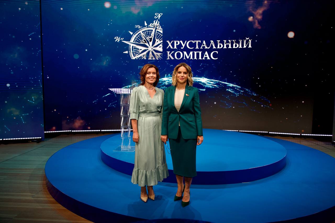 Московский зоопарк вошел в список финалистов национальной премии «Хрустальный компас» «Хрустальный компас» — премия в области географии, экологии, сохранения и популяризации природного и историко-культурного наследия. Она проводится под эгидой Русского географического общества с 2012 года. В этом году из 600 заявок жюри конкурса отобрало в финал около 10 номинантов. Среди них – и наш проект "Выездной лекторий". Он рассчитан на школьников. Наши лекторы приезжают в школы и знакомят юных исследователей с увлекательным миром животных – на примере обитателей Московского зоопарка. Программа разделена на три части, в соответствии с возрастной категорией слушателей. Накануне в Московском Международном доме музыки состоялось награждение победителей премии «Хрустальный компас». Несмотря на то, что в этот раз Московский зоопарк не вошел в список лауреатов, мы очень рады и горды, что наш проект был отмечен жюри и вышел в финал премии.