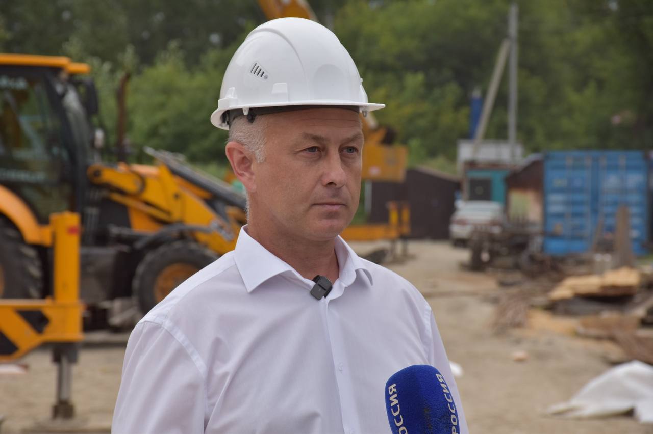 В Зональном районе продолжается строительство новой поликлиники на 210 посещений в смену Новый объект здравоохранения обеспечит жителей Зонального района качественной медицинской помощью и современными методами диагностики заболеваний Строительство ведется по нацпроекту «Продолжительная и активная жизнь» Общая стоимость работ составит более 650 миллионов рублей «Мы находимся в тесном контакте с Министерством здравоохранения Алтайского края в части создания условий для будущего медицинского оборудования, поскольку медицинская техника требует серьезного внимания при установке и подключения к инженерных коммуникациям поликлиники», — рассказал заместитель директора Единого стройзаказчика Алтайского края Андрей Ковешников В новом здании появятся кабинеты терапевта, невролога, кардиолога, онколога, офтальмолога и других специалистов, отделения неотложной помощи, лучевой и функциональной диагностики На объекте возведены стены подвала с вертикальной гидроизоляцией, выполнена кирпичная кладка стен первого этажа и монтаж пожарных резервуаров. Завершается кирпичная кладка стен второго этажа и устройство перекрытий Общая строительная готовность объекта составляет 44%, работы выполняет подрядная организация ООО «Век-Строй»